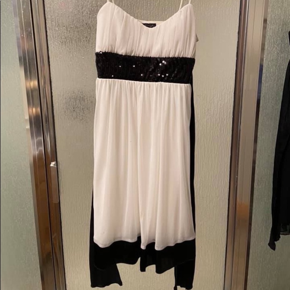 Party Dress!! Goes down to the knee